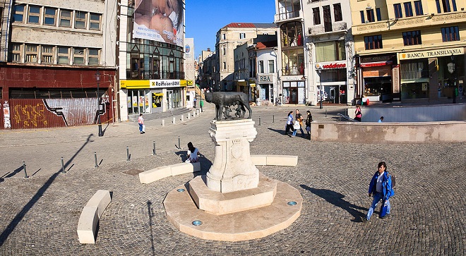 Статуя волчицы, которая стояла на площади до 2010 года
