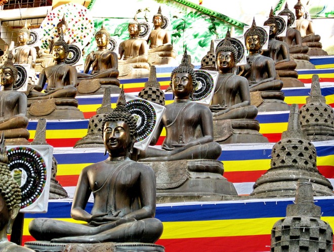 Стена с изваяниями Будды