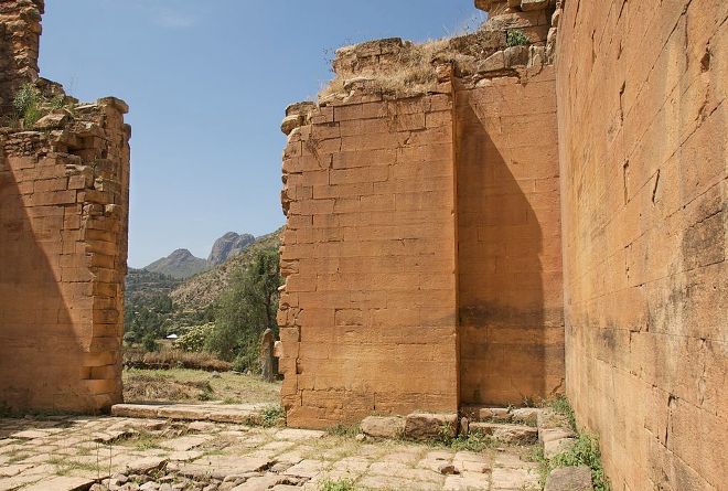 Стены древнего храма