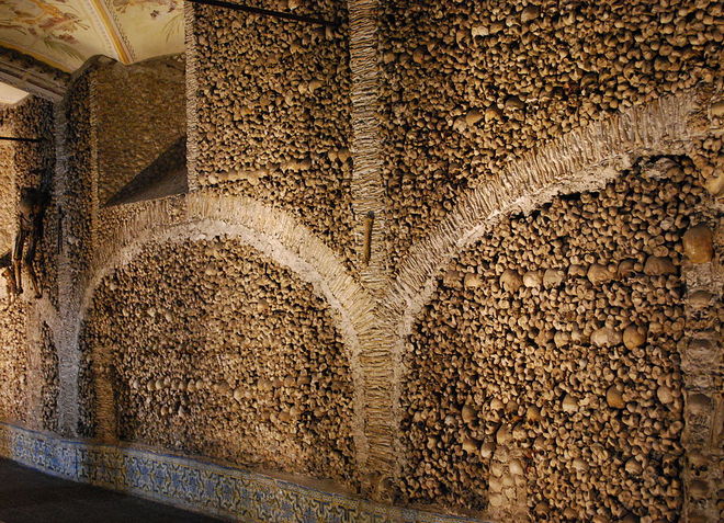 Стены в часовне возведены из костей и черепов