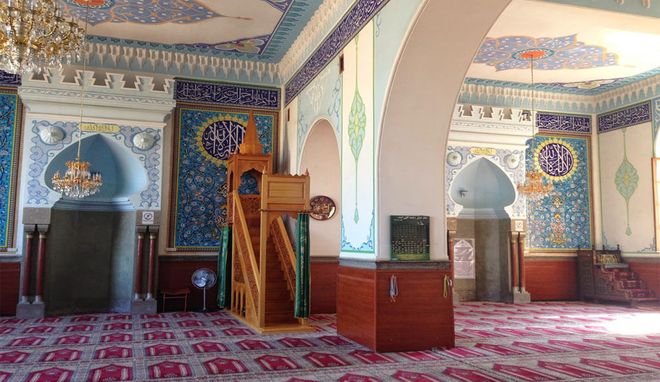 Суннитский и шиитский зал в Джума-мечети Тбилиси