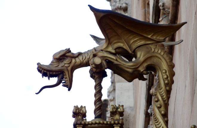 Светильник-дракон, украшающий фасад Почтового дворца