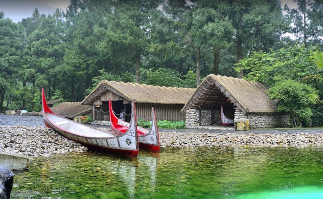 Традиционное жилище и ангар для лодок