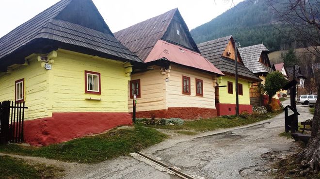 Традиционные дома в этнографической деревне Влколинец