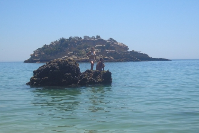 Туристы любят плавать к островку, расположенному в ста метрах от пляжа Портинью