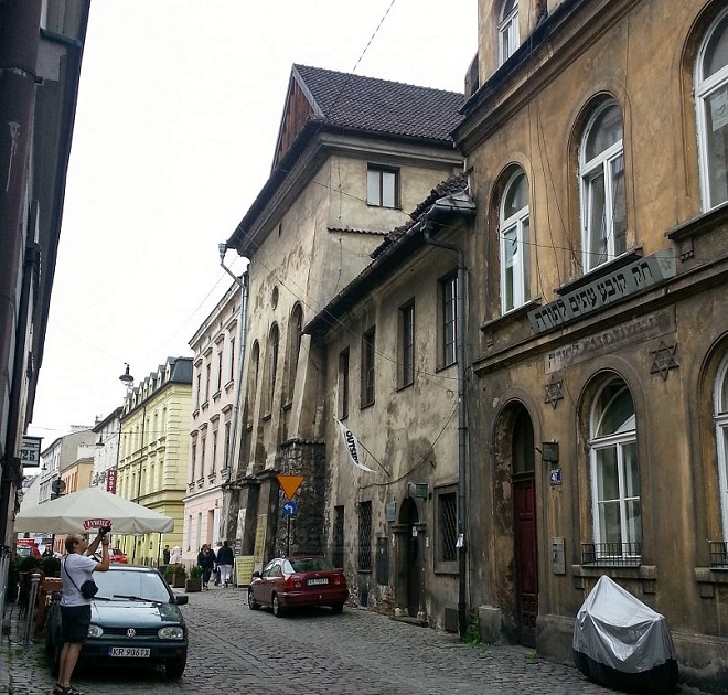 Улица, на которой снимался Список Шиндлера - справа синагога Ковеа Итим ле-Тора
