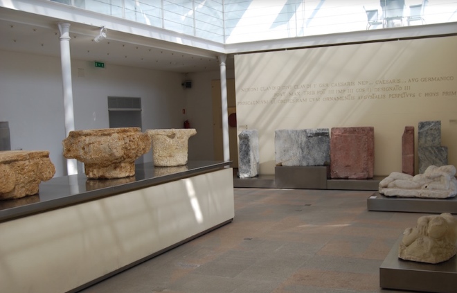 В музее можно увидеть остатки колонн, декоративных элементов