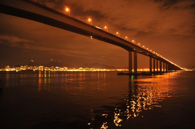 В ночное время мост выглядит завораживающе