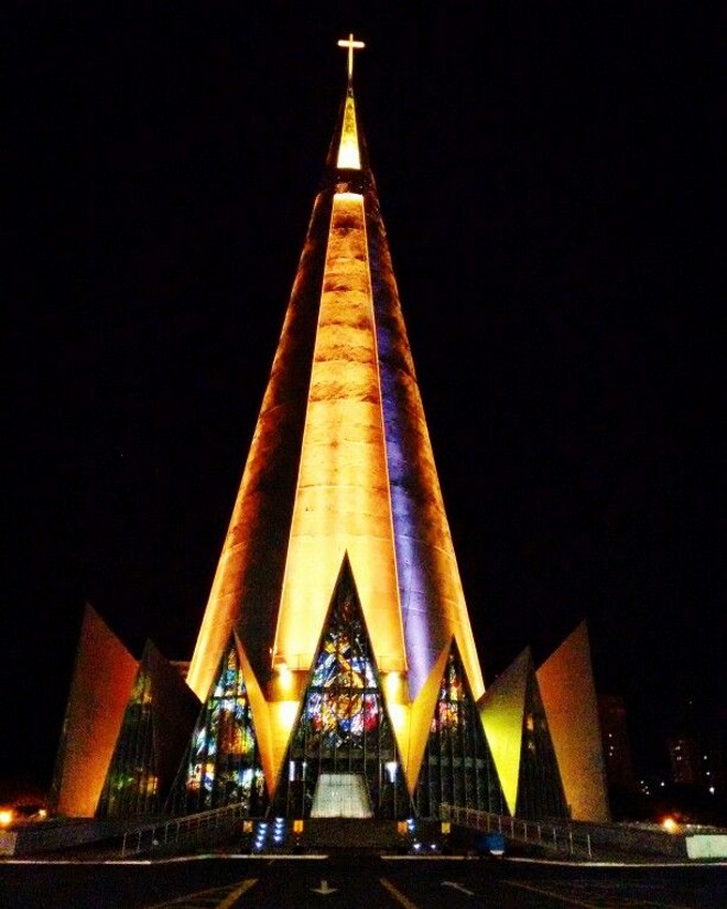 В ночное время собор красиво освещен