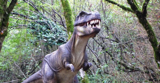 В парке есть несколько скульптур динозавров