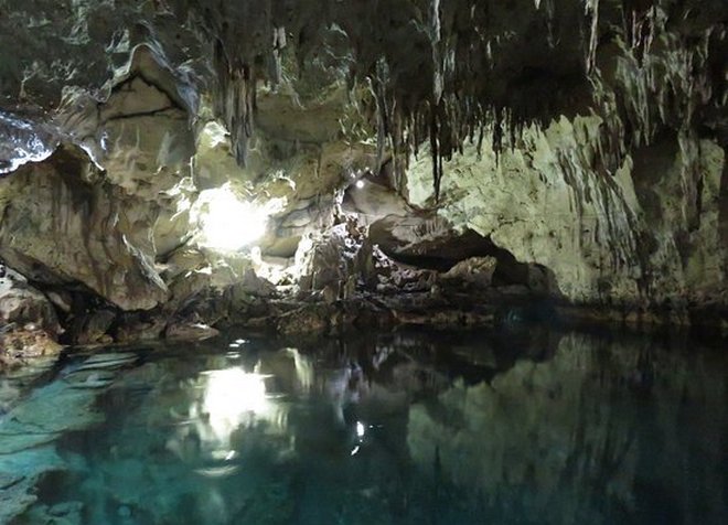 В пещере множество сталактитов и сталагмитов