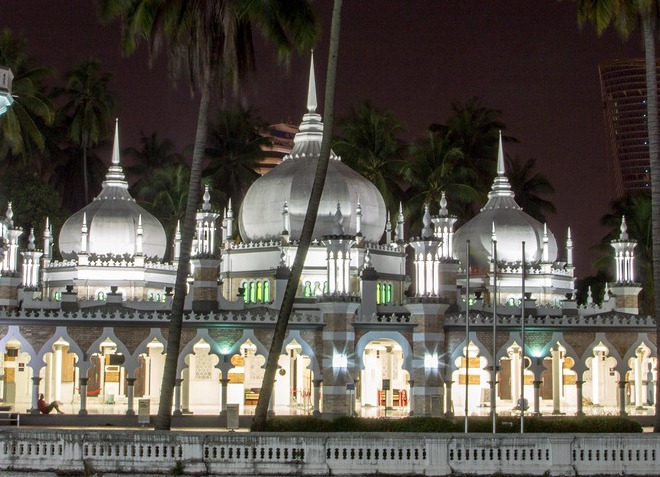 В темное время суток здание мечети освещается иллюминацией