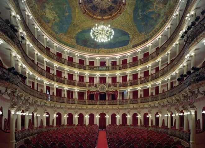 Величественный зал театра
