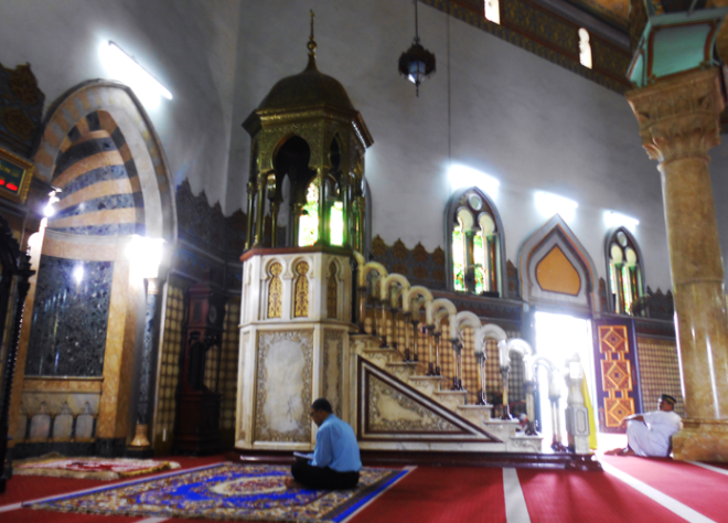 Верующие в мечети Медана