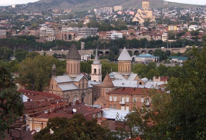 Вид на церковь Норашен и Грузинскую православную церковь Сиони