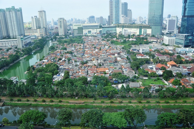 Вид на Джакарту из окон небоскреба