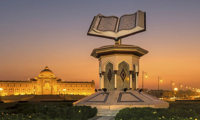Вид на памятник Корану ночью