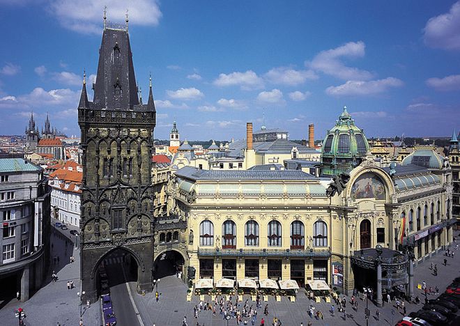 Вид на Пороховую башню и Муниципальный дом на площади Республики