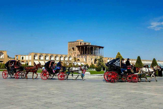 Винтажные кареты с извозчиками перед дворцом Али Капу, площадь Имама