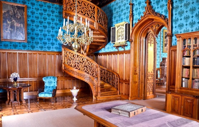 Винтовая лестница во дворце