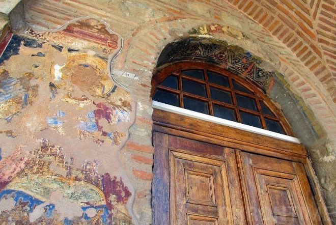Византийские фрески в дверном проеме