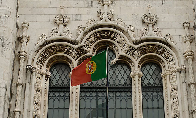 Внешняя отделка и флаг Португалии