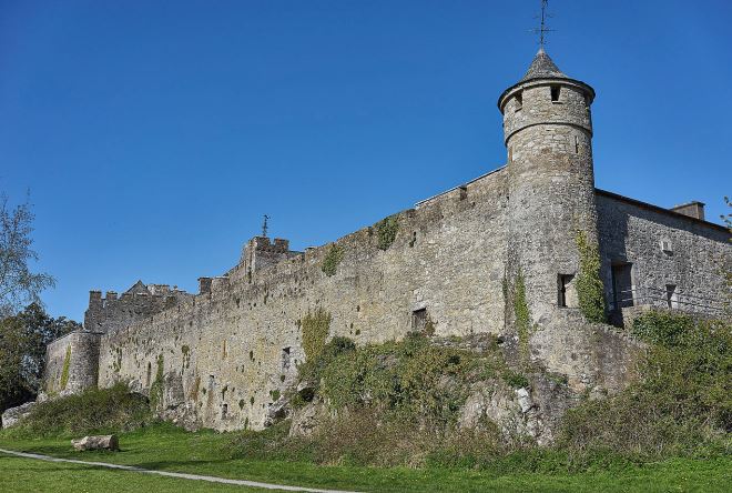 Внешняя стена старого замка