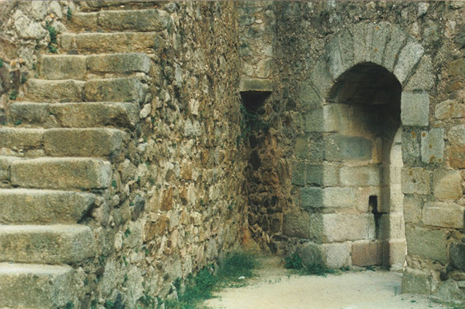 Внутренний двор замка Алмоурол