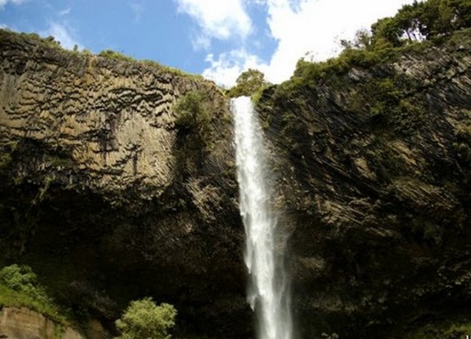 Водопад Бамбараканда становится очень мощным в определенные периоды