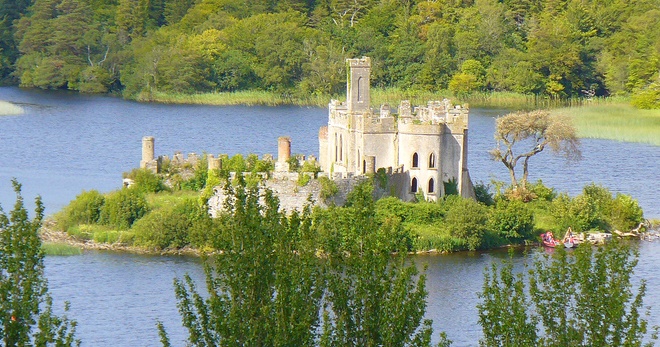 Заброшенный замок на острове в Ирландии