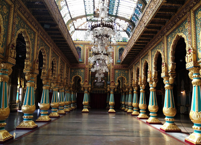Залы дворца украшены оригинальными колоннами