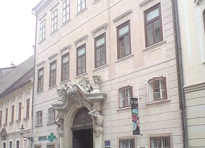 Здание украшено оригинальными элементами декора
