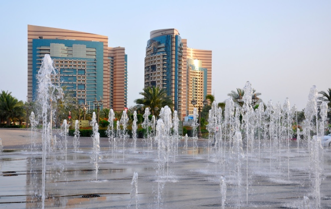 Здесь расположена большая часть фонтанов Абу-Даби