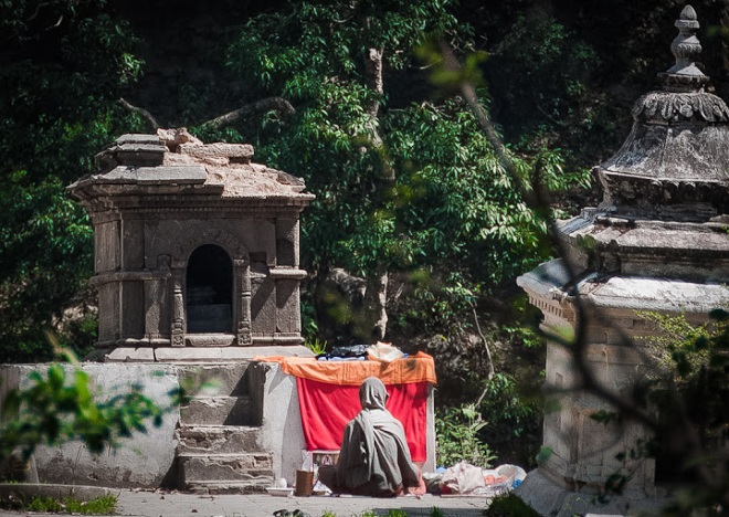 Женщины молятся около храмов с лингамами