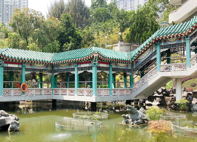 Живописный сад при храме